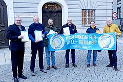 400 Unterschriften konnte Klaus Schuster (2. v. li.) vom ADFC MM an Memmingens OB Manfred Schilder (li) übergeben – Gratulation.